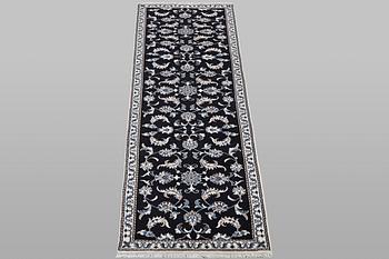 Gallerimatta, Nain, part silk, ca 293 x 77 cm.