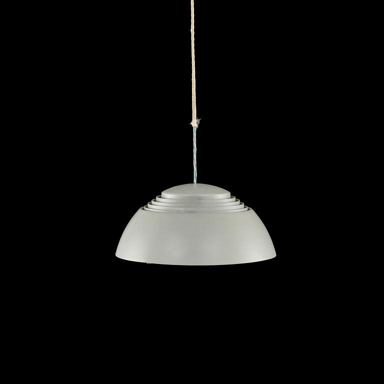 TAKLAMPA, "AJ-pendel", Arne Jacobsen för Louis Poulsen, 1900-talets andra hälft. Höjd ca 20 cm.