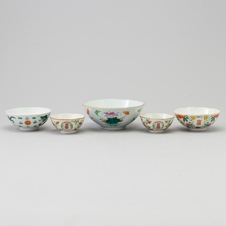 Five famille rose porcelain bowls, late 19th/early 20th century.
