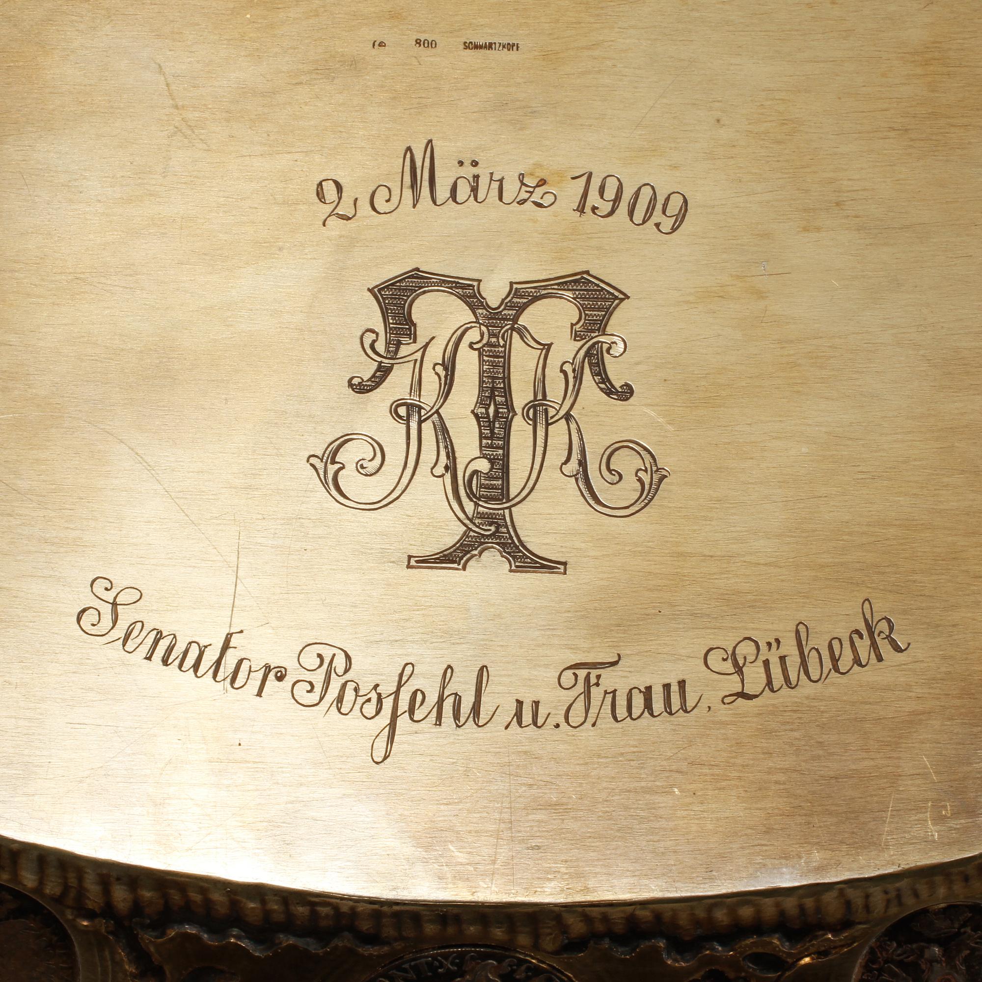 BRICKA, låghaltigt silver, Tyskland, omkring sekelskiftet 1900, vikt ca 1338 gram.