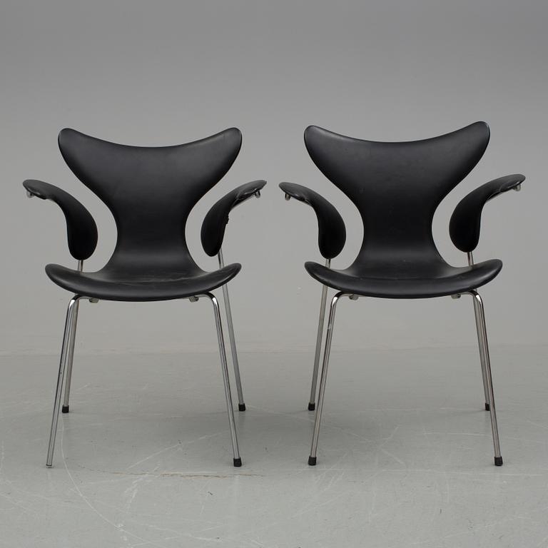 KARMSTOLAR, ett par, Liljan/Måsen, Arne Jacobsen, Fritz Hansen, 2007.