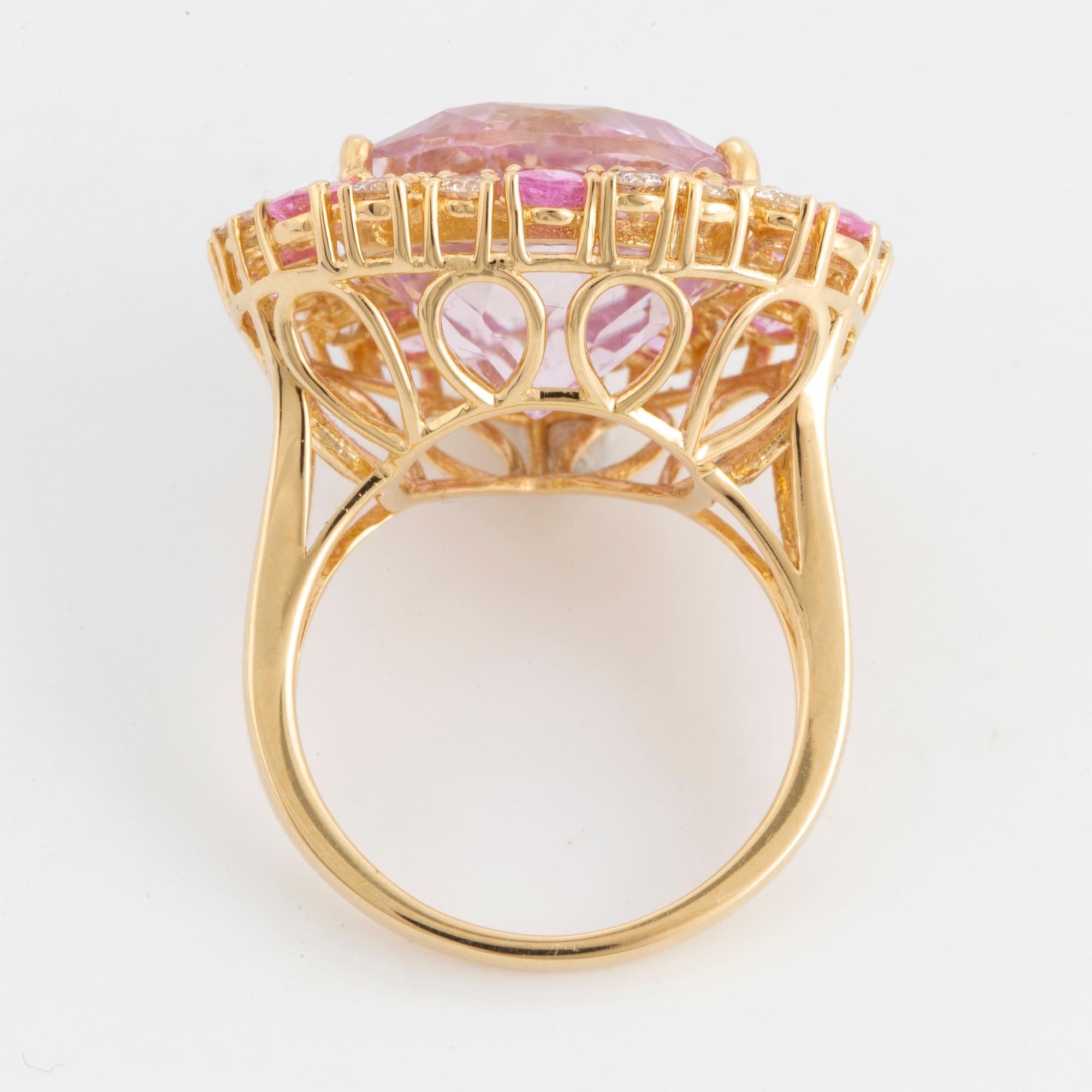 COCKTAILRING, med kunzit, rosa safirer och diamanter.