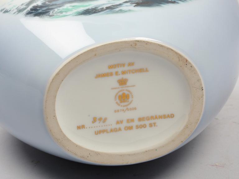 VAS, porslin, Bing & Gröndahl. Motiv efter James E. Mitchell. Numr 398/500.