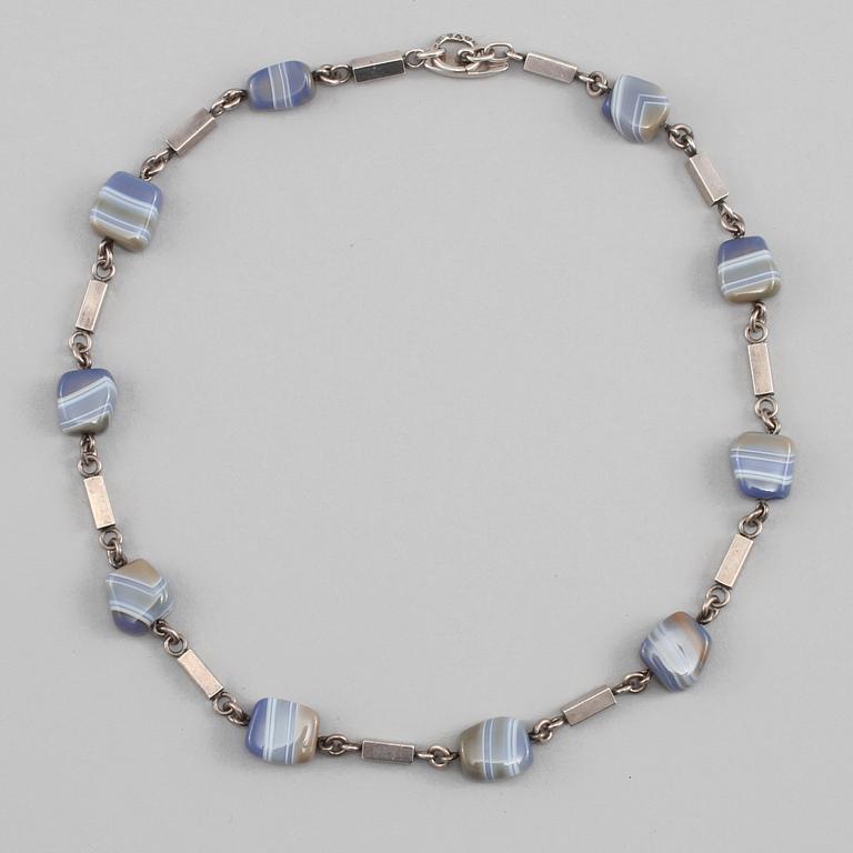 COLLIER, silver samt agater, Arvo Saarela, Enköping, 1960. Vikt 40 g.