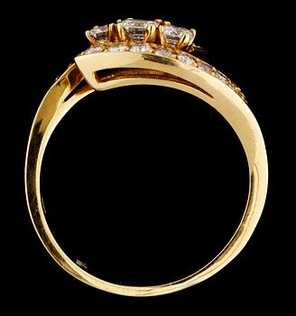 RING, 18k guld med briljantslipade diamanter, tot 0.65 ct.