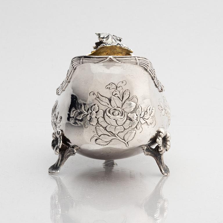 Jacob Lampa, gräddsnäcka, delvis förgyllt silver, Stockholm 1776. Rokoko.