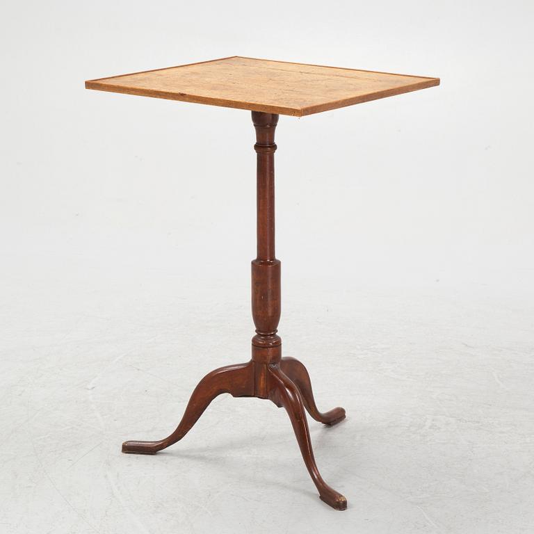 A Swedish drop-leaf table, circa 1800.