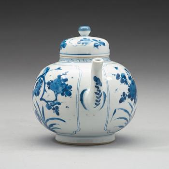 An unusually large blue and white punsch pot with cover. Qing dynasty, Kangxi (1662-1722).