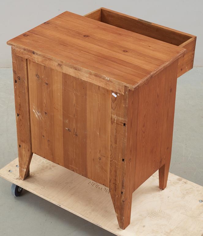 BYRÅ, sengustaviansk stil, omkring 1900.