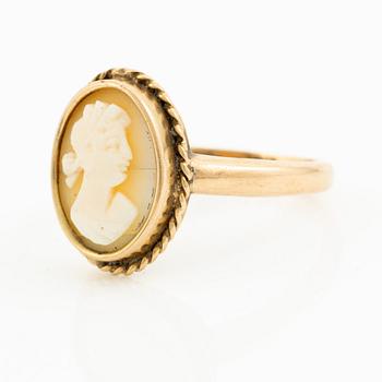 Ring 18K gold with a shell cameo.