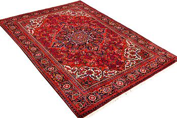 A Heriz carpet, c. 303 x 203 cm.