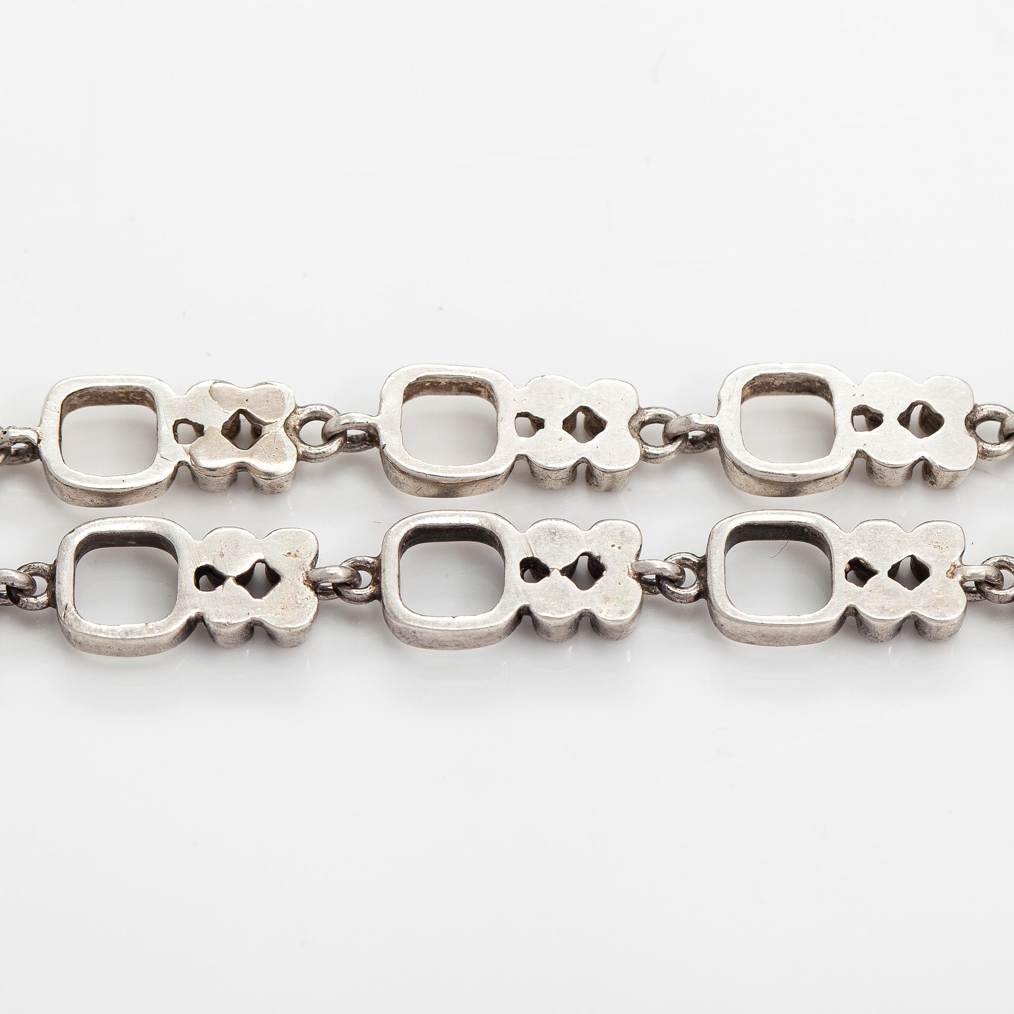 Jorma Laine, Rannekoru ja kaulakoru, hopeaa. Kultateollisuus, Turku 1966 ja 1971.