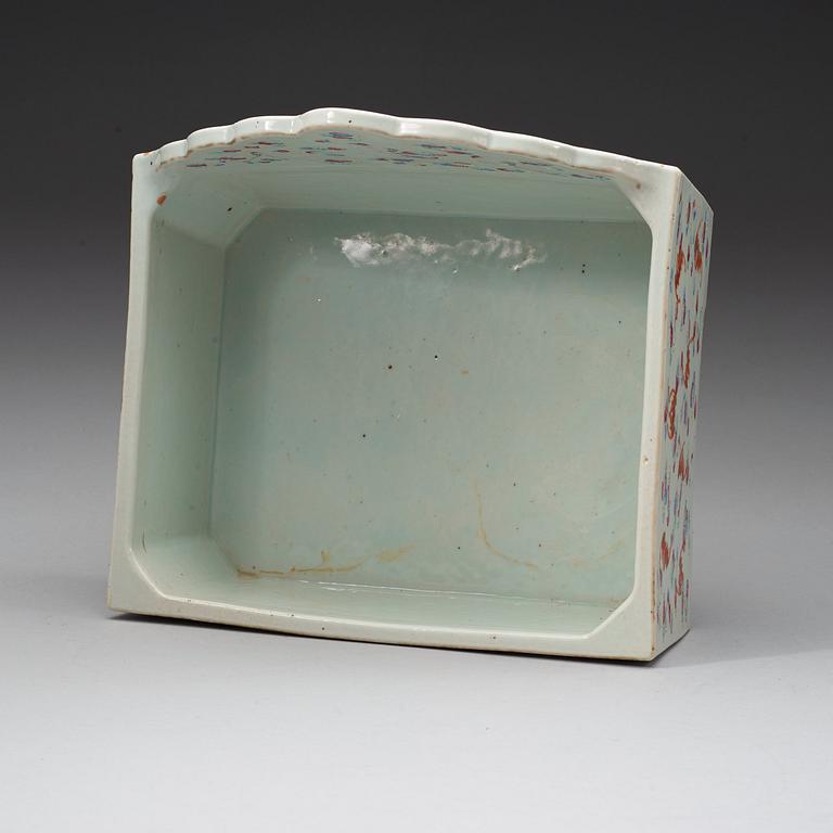 A pair of hand basins, Qing dynasty, early 20th century.