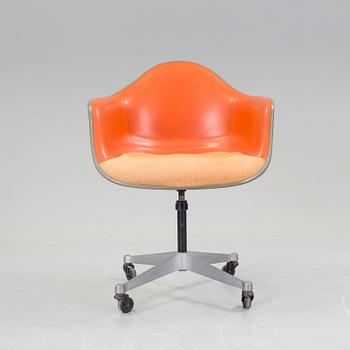 A CHARLES & RAY EAMES SWIWEL CHAIR FOR HERMAN MILLER, 1973.