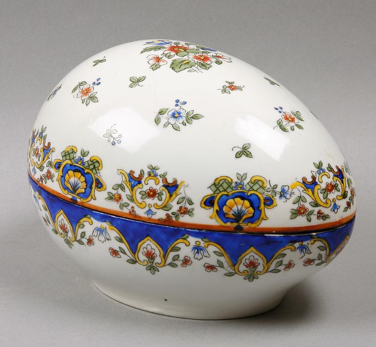BONBONJÄR, porslin. Wien-liknande märkning. 1900-talets början.