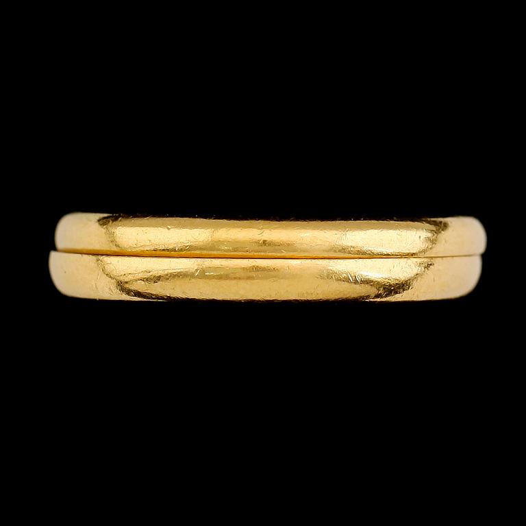 RINGAR, 2 st, 23K guld, svenska stämplar 1947. Total vikt ca 10 g.