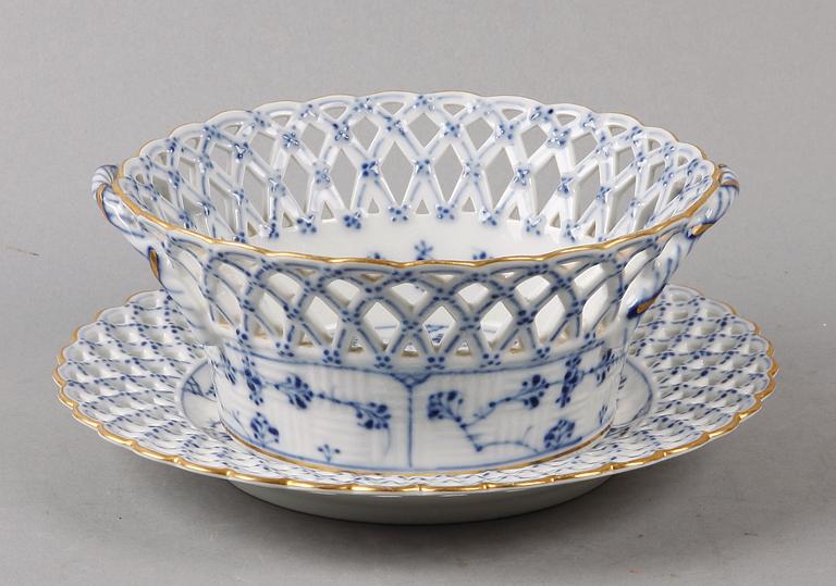 GALLERSKÅL PÅ FAT, Porslin. "Musselmalet", Royal Copenhagen.