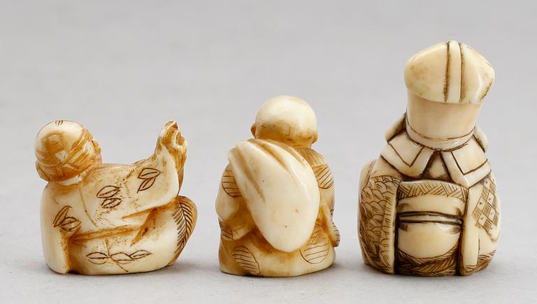 NETSUKER, 3 st, elfenben, Japan, 1800-tal.