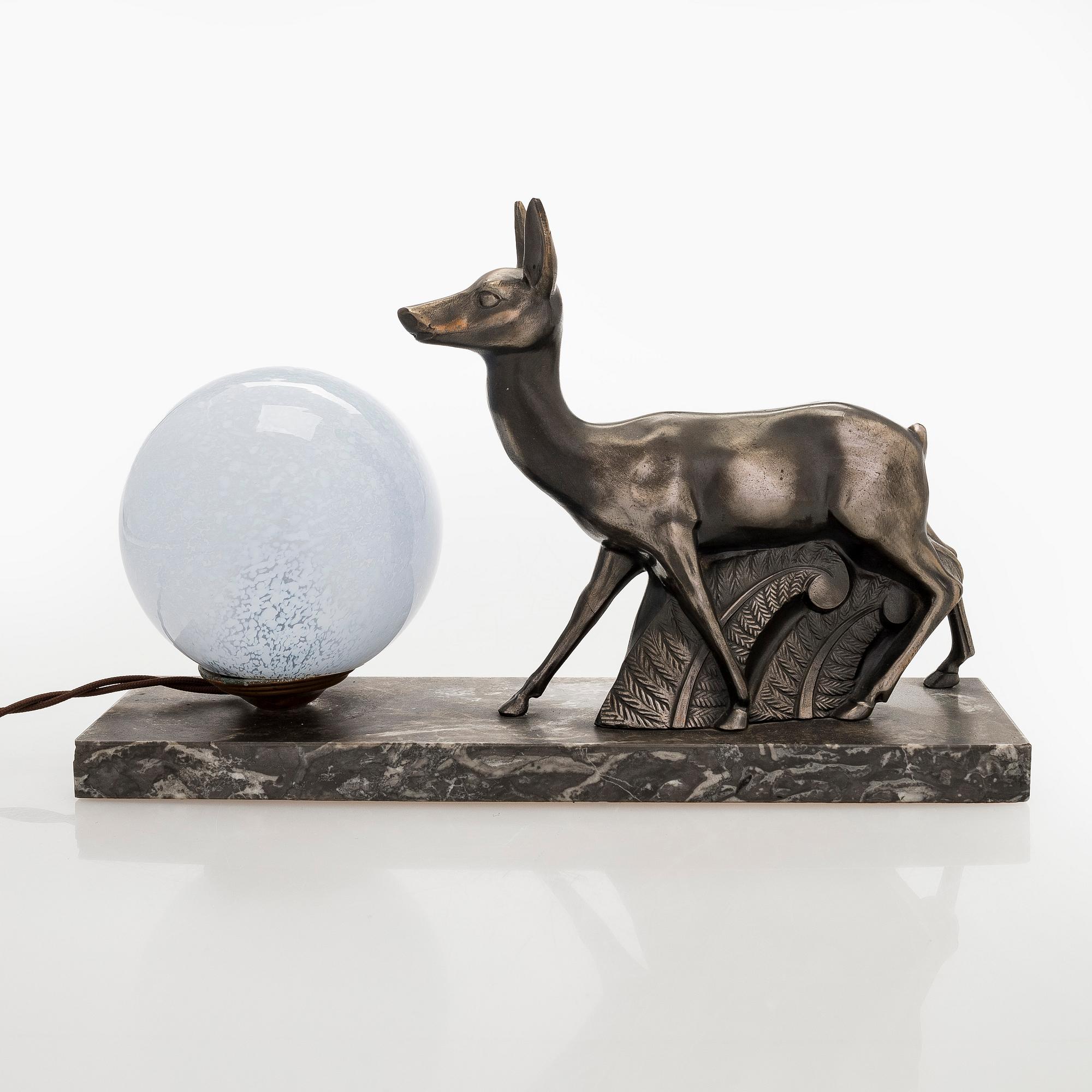 Bordslampa, med dekor av hjort, 1900-talets första hälft.