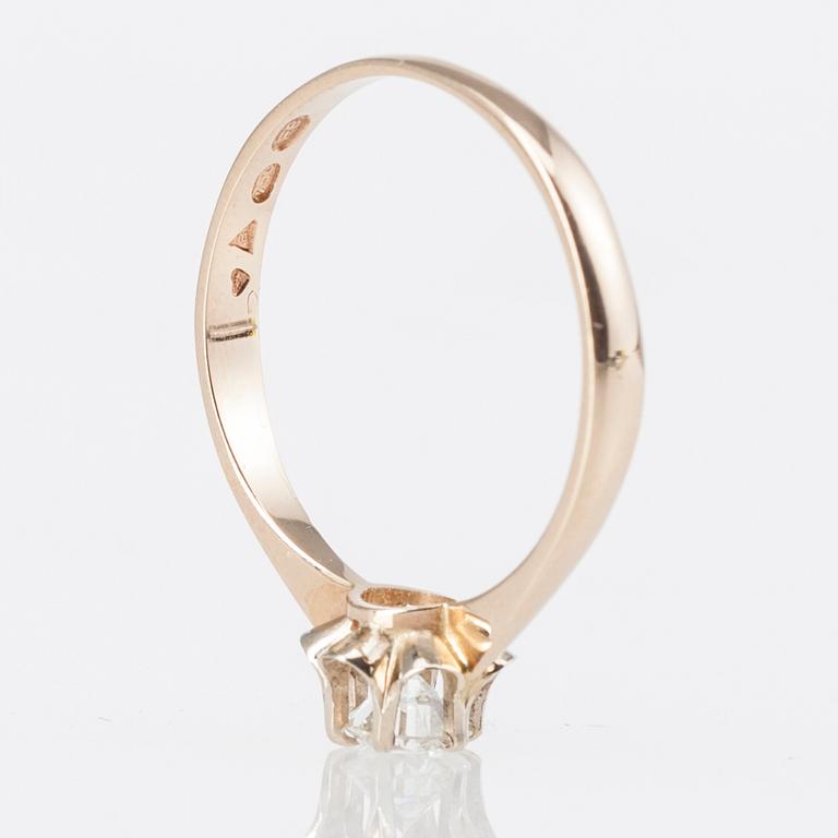 RING, 18K guld, briljantslipad diamant 0,30 ct, Erkki Vainio. 1983. Vikt 1,9 g.