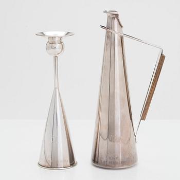 Ljusstake, silver, Kaj Blomqvist, Kultakeskus Tavastehus 1967 och kanna, silver, teak, Hopeatehdas Oy, Helsingfors 1962.