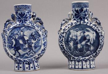 PILGRIMSFLASKOR, ett par, porslin, Kina. 1800-tal.