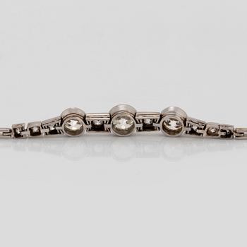 Armband platina med tre gammalslipade diamanter total vikt ca 3.25 ct.