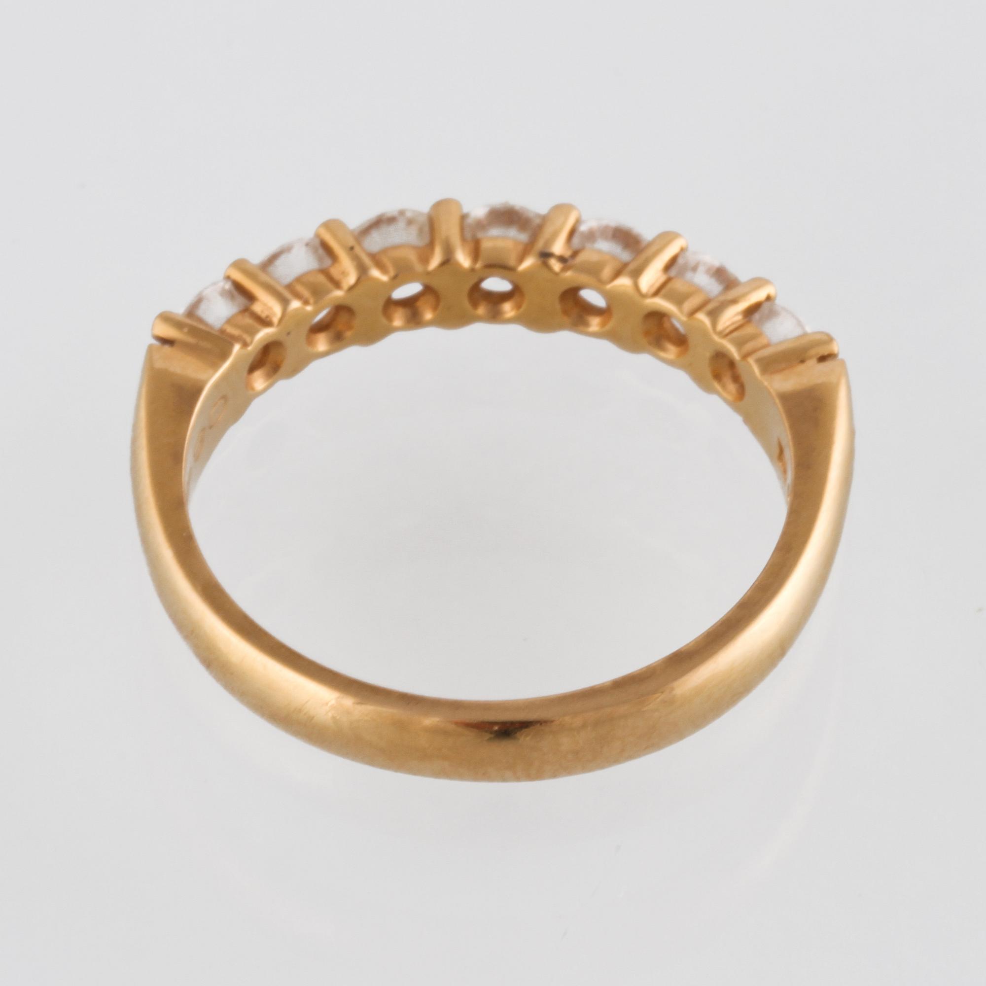 RING, 18K guld med briljantslipade diamanter 0.84 ct, Hugo Strömdahl, Stockholm, 1989. Vikt 3,6 gram.