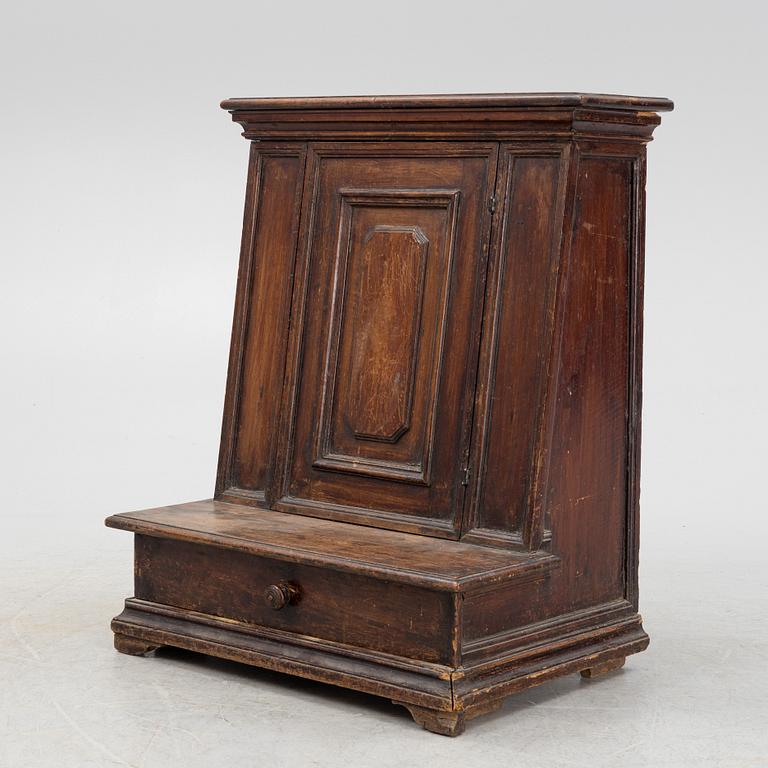 A table cabinet, 18th century.