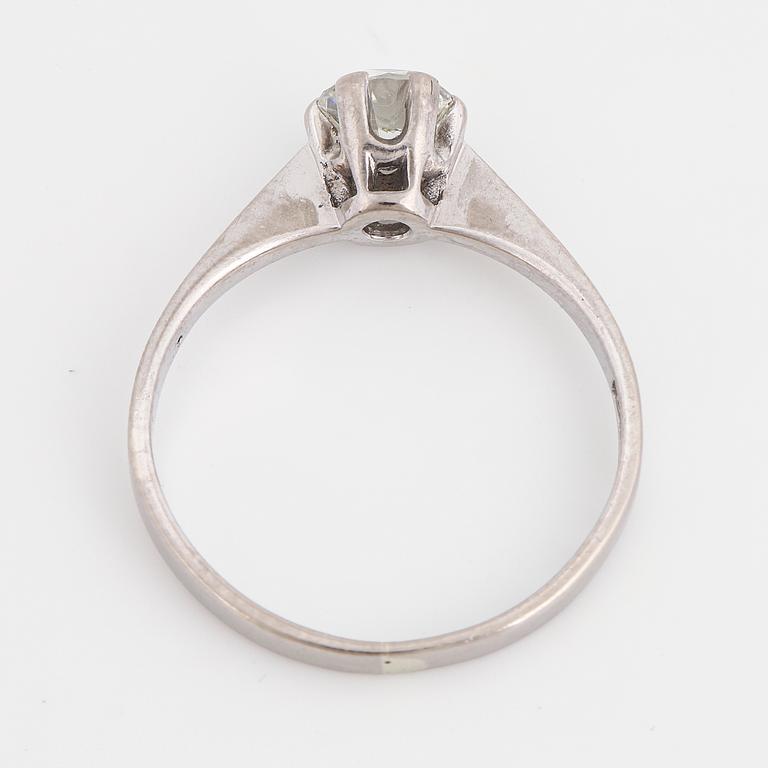 Ring 18K vitguld med en rund briljantslipad diamant 0.46 ct enligt gravyr.