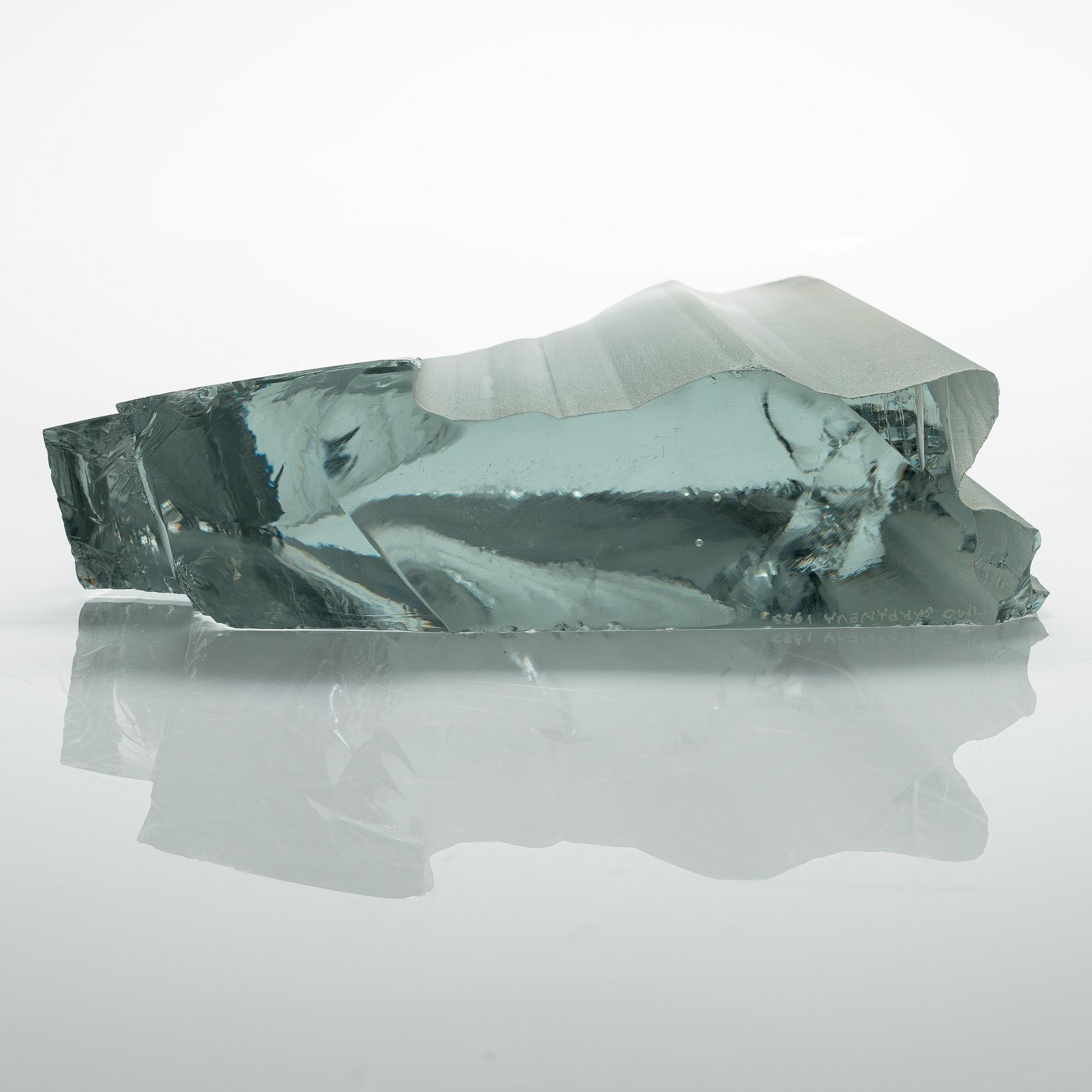 Timo Sarpaneva, skulptur, serien Glass age, "Namnlös" signerad Timo Sarpaneva 1983. Iittalan/Toijalan kivivenveistämö.