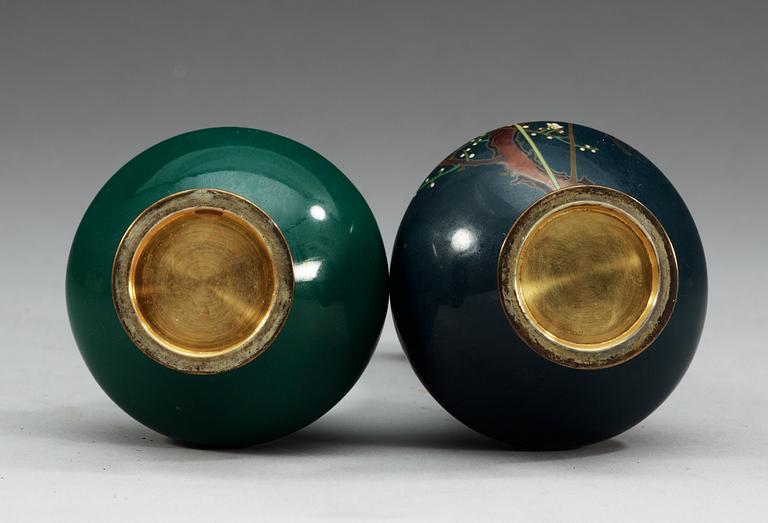 A set of two Japanese cloisonne vases, Meiji period (1867-1912).