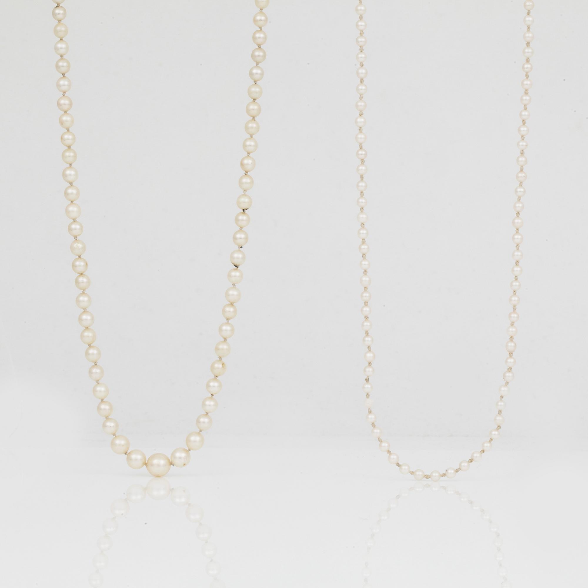 PÄRLCOLLIER, 2 st, odlade pärlor med lås i 14K guld och silver. Total vikt ca 22 g.