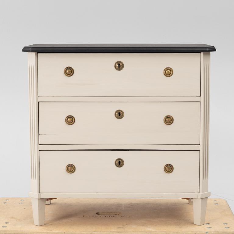 Chest of drawers, Gustavian style, 20th century.