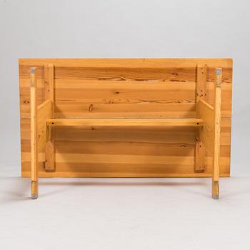 Ilmari Tapiovaara, pöytä kahdella penkillä, Laukaan puu.