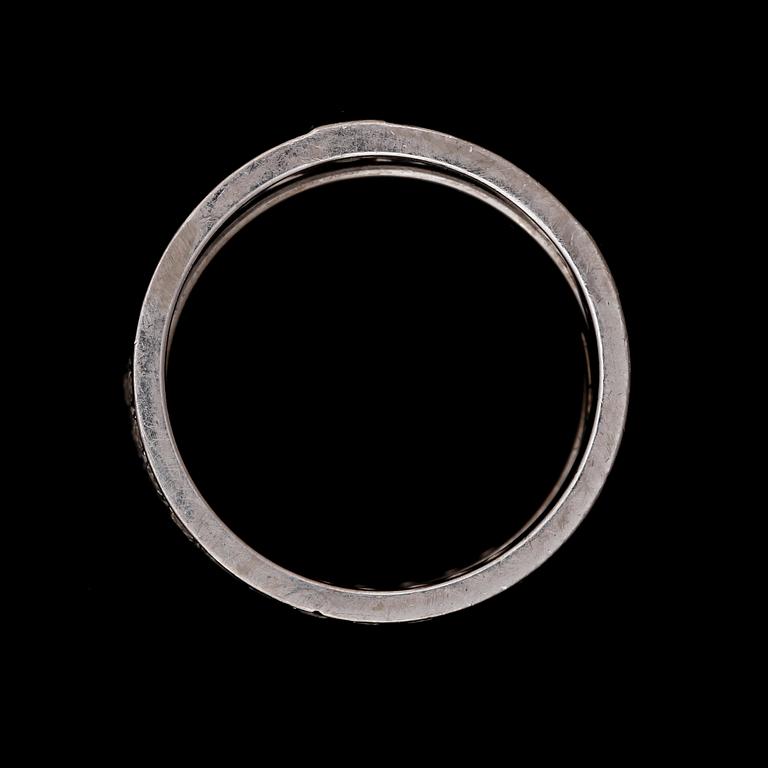 RING, 18K vitguld med flera mindre briljanslipade diamanter. Harper W David, Stockholm. Vikt 9,2g.