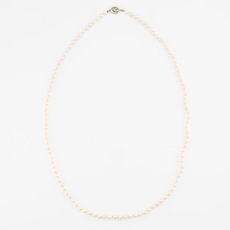 Necklace with cultured pearls, clasp in 18K gold with octagon-cut diamonds.