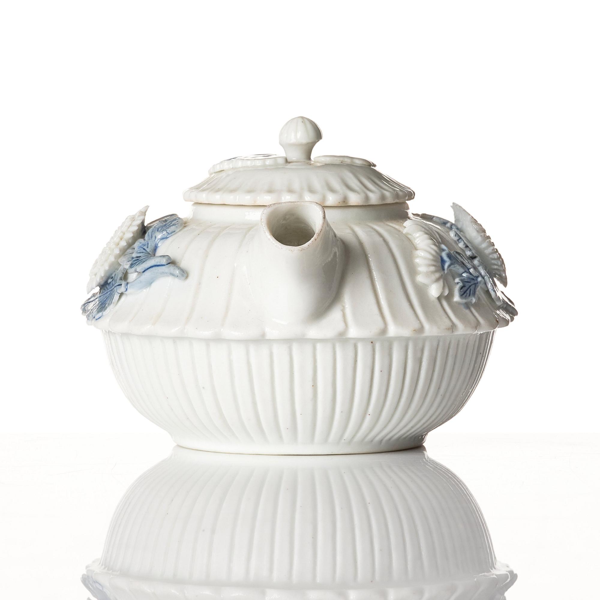 A blue and white tea pot with cover, Qing dynasty, Kangxi (1662-1722).