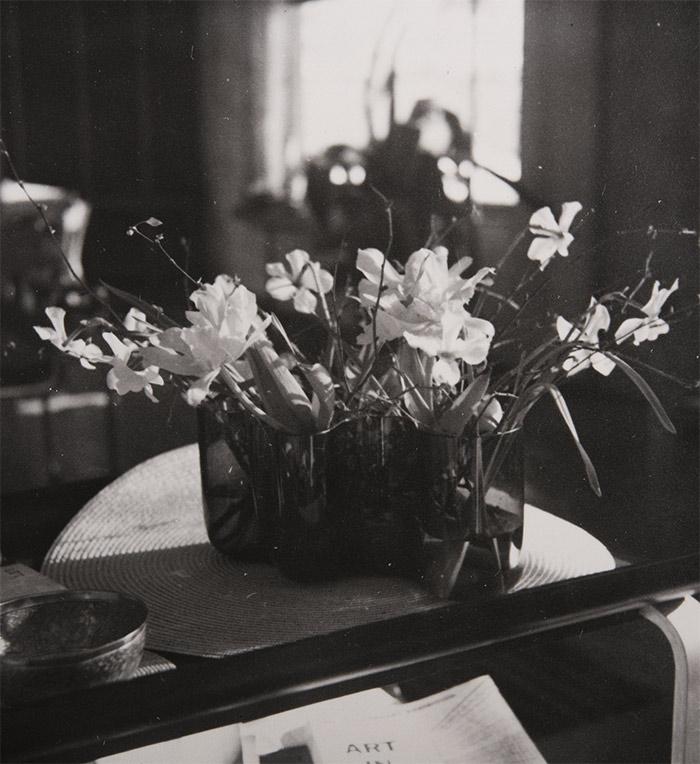 Alvar Aaltos vase, model 9749, in Aalto's home on Riihitie in Munkkiniemi, Helsinki. Bild: Aalto Family Collection.