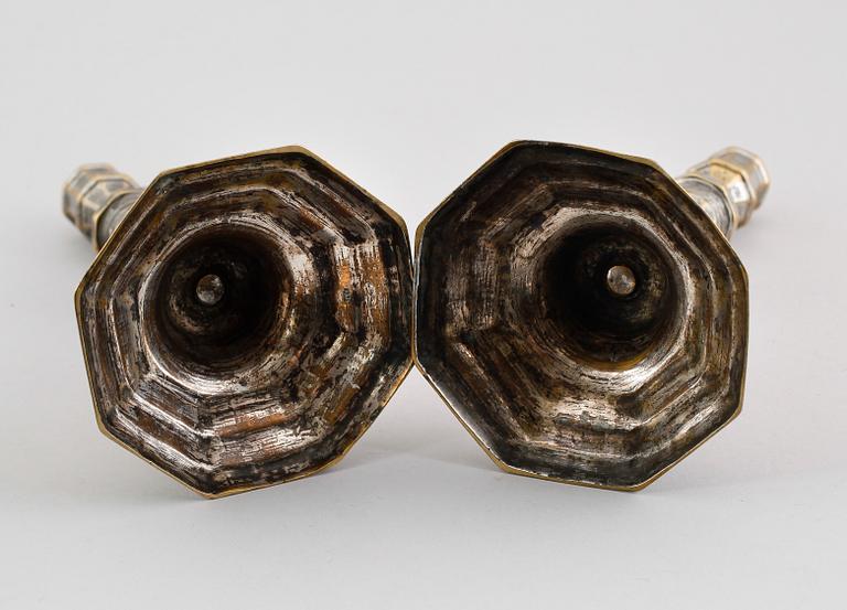 LJUSSTAKAR, 1 par, argent haché, 1700-tal.