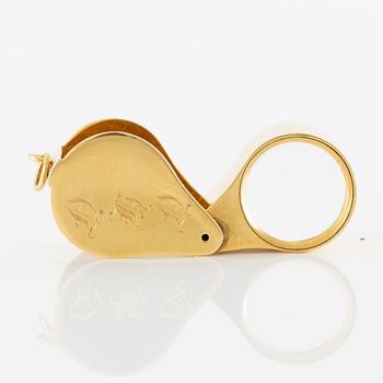 A loupe in 18K gold.