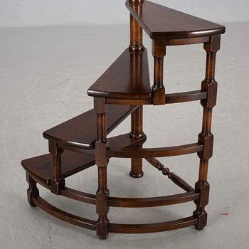 BIBLIOTEKSSTEGE, England. 1900-talets andra hälft.