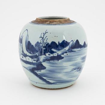 A Chinese porcelain ginger jar, 19th Century.