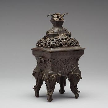 RÖKELSEKAR med LOCK, brons. Sen Qingdynasti, 1800-tal.