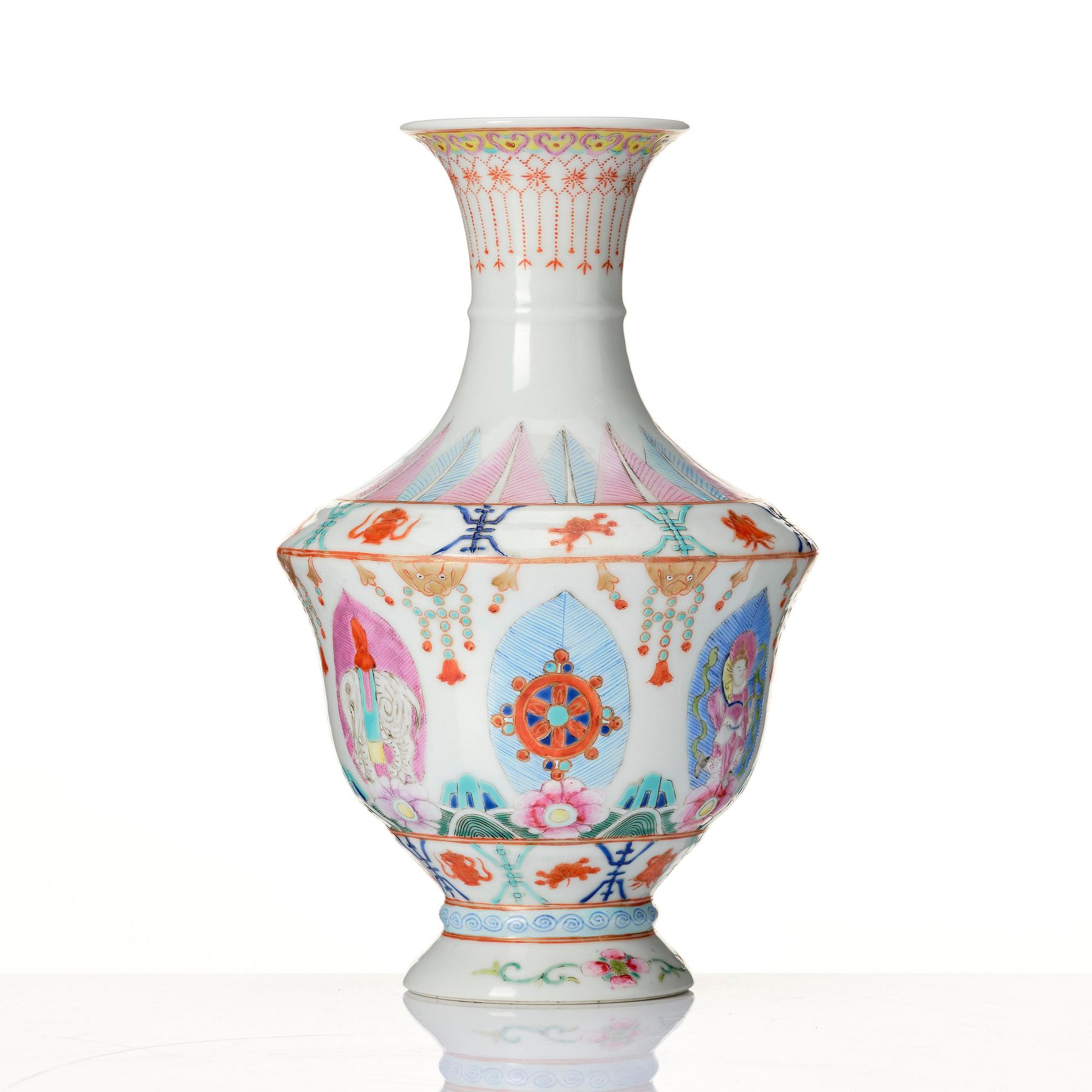 A famille rose barragon tumed vase, late Qingdynasti/Republic.