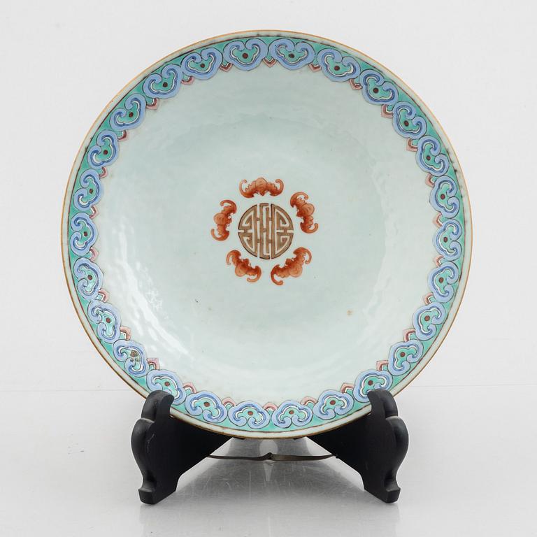 A porcelain dish, China, Qing dynasty, late 19th century.