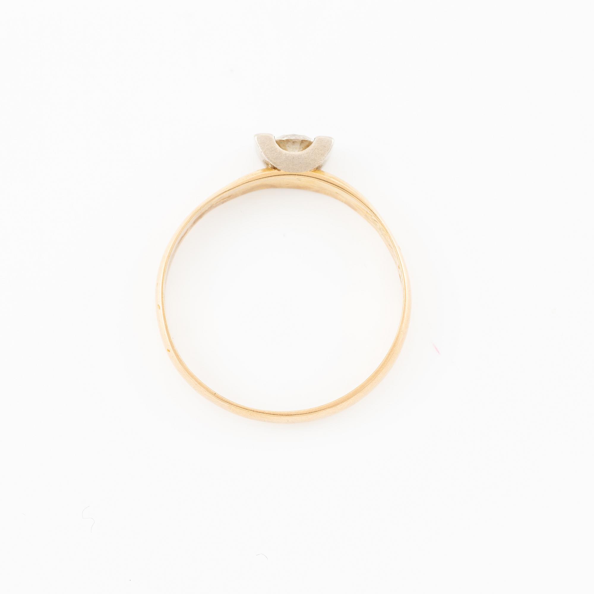 Ring, 18K guld med mindre briljantslipad diamant.