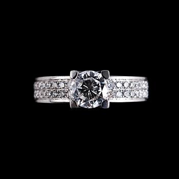 39. A RING, brilliant cut diamond 0.92 ct. G/vs2 + 36 brilliant cut diamonds  0.36 ct. IGI certificate.