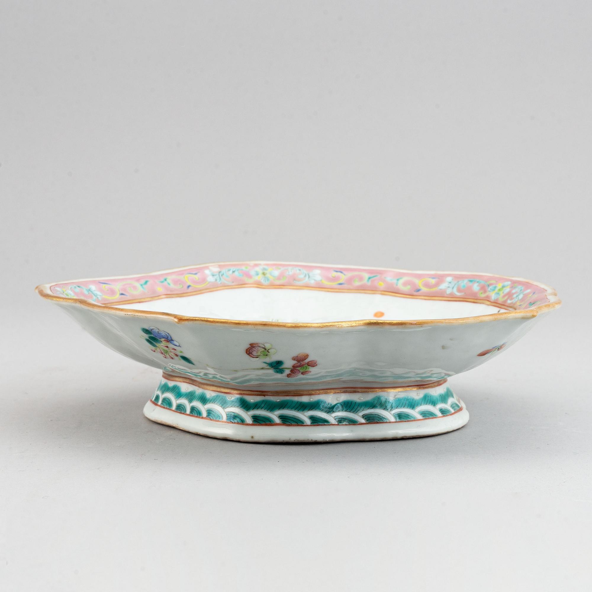 Skålfat på fot, porslin. Qingdynastin, 1800-tal.