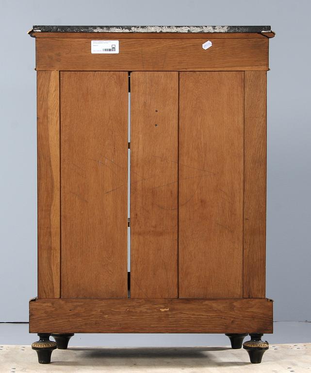 VITRINSKÅP, Louis XVI-stil, omkring sekelskiftet 1800/1900.